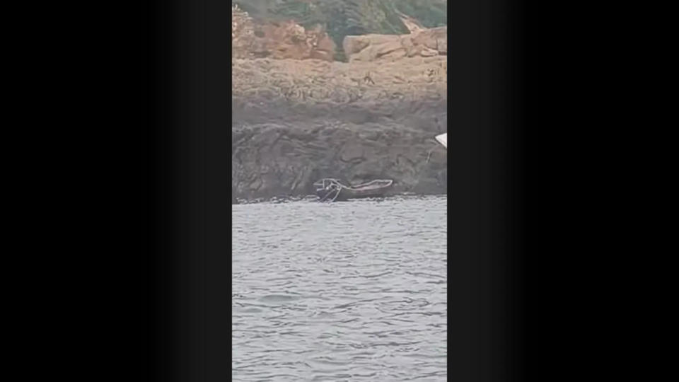 大陸漁船闖入高登島附近的無人礁。（圖／民眾上傳YouTube畫面）