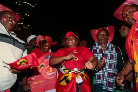 Supporters of Kenya's President Uhuru Kenyatta celebrate ahead of election results announcement in Nairobi, Kenya August 11, 2017. REUTERS/Brian Inganga NO RESALES. NO ARCHIVE.