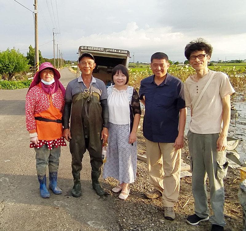 林強（右2）為《老鷹之手》配樂，創作期間造訪牛斗山，與攝影師彭家如（右1）、導演賴麗君（右3）和藕農鄧素玉夫婦（左1起）相見歡。（天馬行空提供）