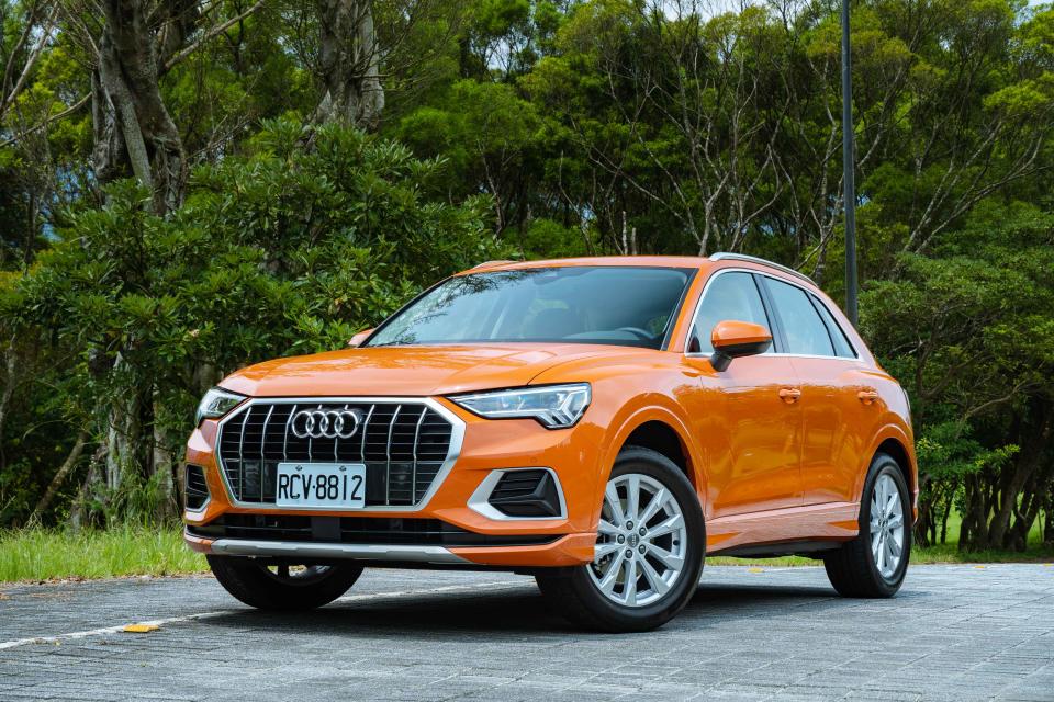 Audi Q3 35 TFSI advanced 擁有專屬外觀套件，包含保桿及水箱護罩上的銀色元素。