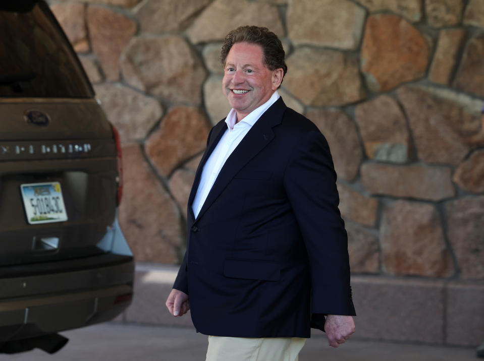 Bobby Kotick llega al Sun Valley Lodge para la conferencia Allen & Company Sun Valley el 11 de julio de 2023 en Sun Valley, Idaho. (Foto de Kevin Dietsch/Getty Images)