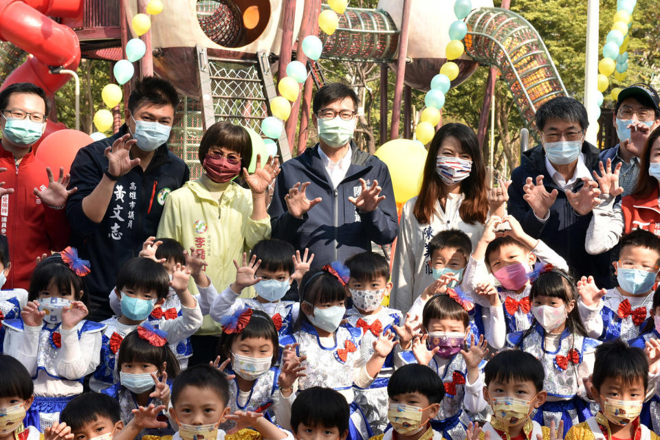 陳其邁(後排中)出席凹子底公園森林公園遊戲場啟用典禮。   圖：高雄市政府提供