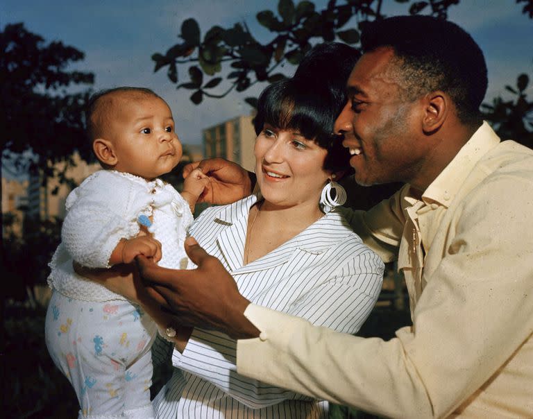 Pelé y su esposa Rosemeri posan para una foto con su hija Kelly, en junio de 1967