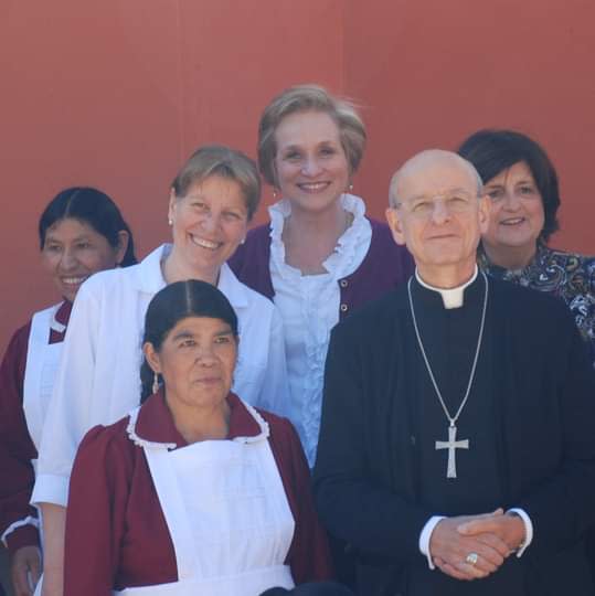 Fernando Ocariz, actual prelado del Opus Dei, en Bolivia junto a numerarias auxiliares en una imagen de archivo.