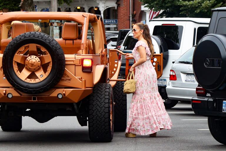 Para combatir el calor, la cantante optó por un vestido floral en tonos rosados fresco y largo. Completó el outfit con alpargatas de plataforma, un bolso a juego, lentes de sol, algunos collares, aros y su anillo de matrimonio