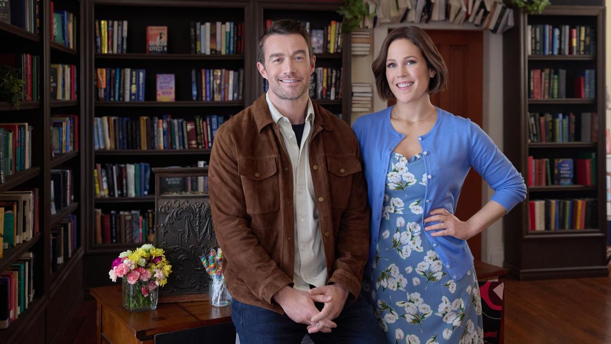  Robert Buckley and Erin Krakow in Blind Date Book Club. 