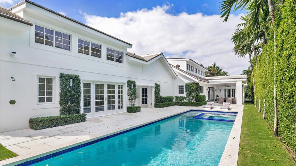 The house at 285 Colonial Lane i Palm Beach has a swimming pool with a covered loggia on one side.