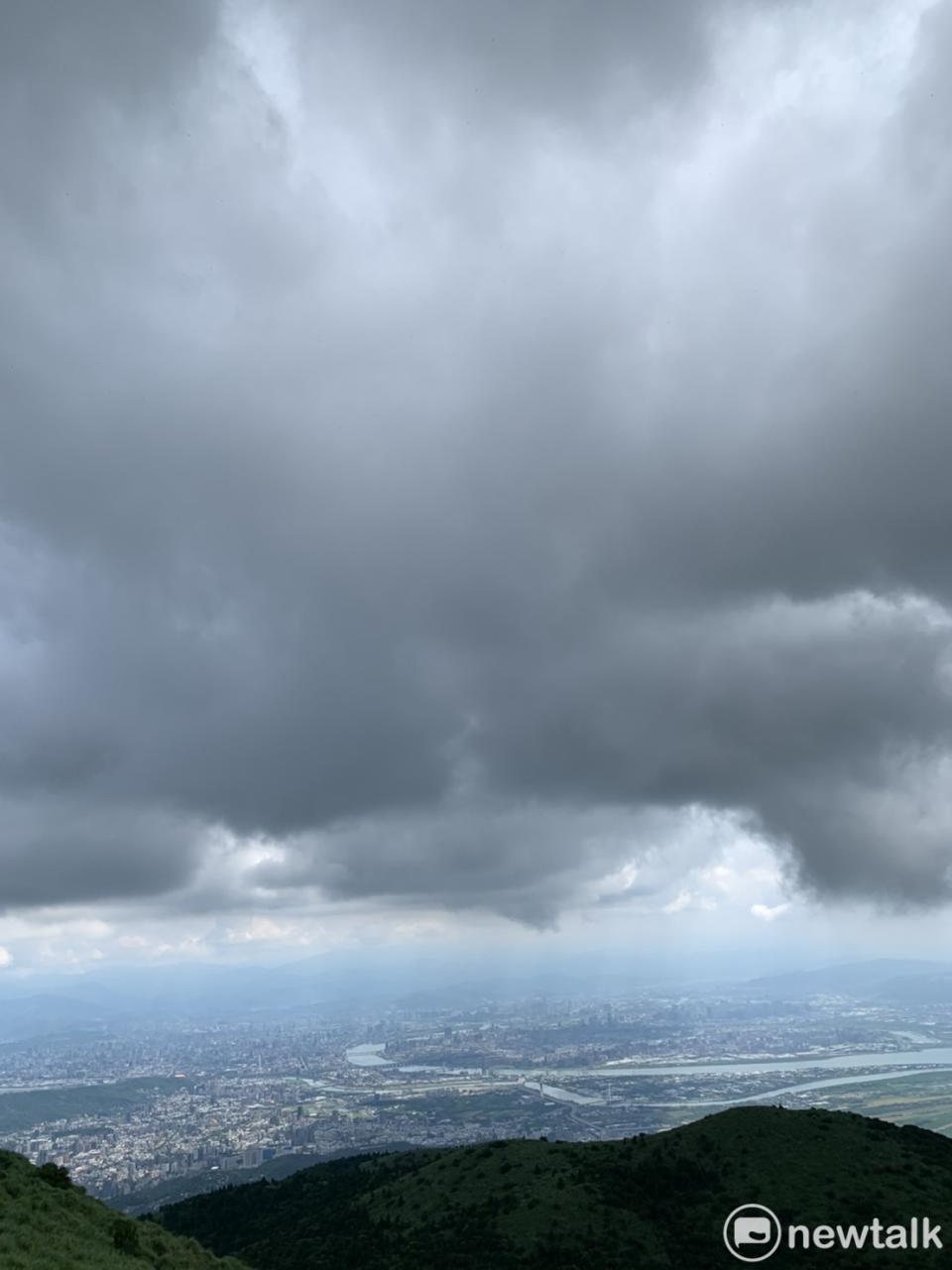 受到日本西之島火山噴發出來的火山灰影響，台灣北部、東部空氣品質由原本的「良好」，轉為「普通」。   圖：楊紫希/攝影