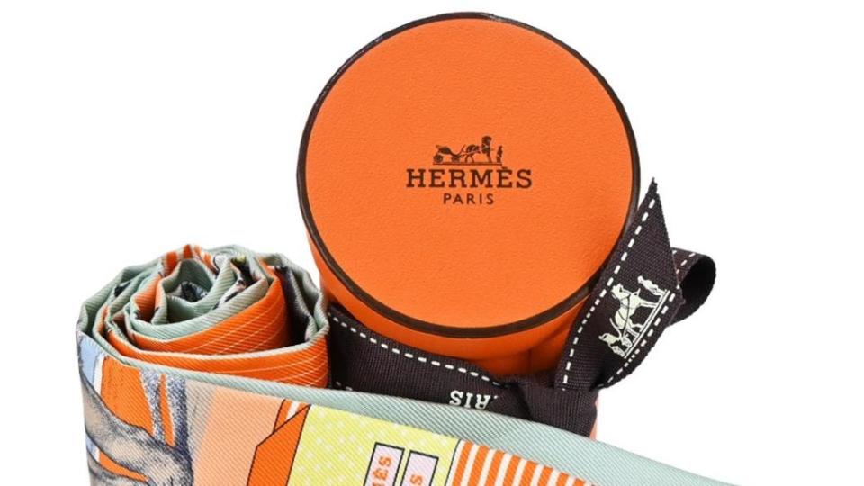 「Hermes 愛馬仕大劇院斜紋斜紋Twilly 絲巾」也打出67折優惠，只需8999元就可將精品帶回家。（圖／業者提供）