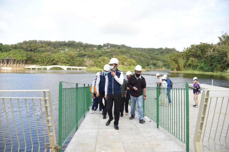 新竹市青草湖水岸核心區將於明年一月底完工，全區無障礙步道，設置浮筒碼頭與親水步道，更打造一處絕美約會平台，圖為市長林智堅日前視察青草湖。(記者曾芳蘭攝)