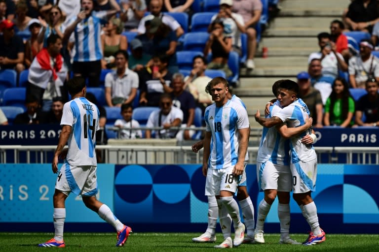 Thiago Almada (número 10, a la derecha) festeja con sus compañeros su gol en la victoria de Argentina sobre Irak en el torneo olímpico masculino de fútbol. En Lyon (Francia), el 27 de julio de 2024 (Olivier CHASSIGNOLE)