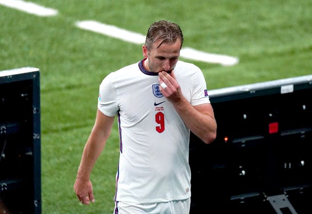 Harry Kane leaves the field