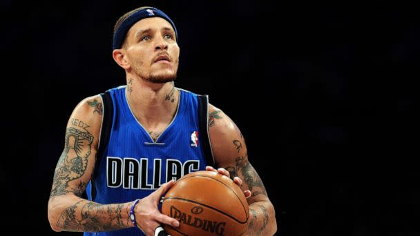 PHOTO: Delonte West of the Dallas Mavericks shoots a free throw during a game in Los Angeles, April 15, 2012. (Harry How/Getty Images, FILE)