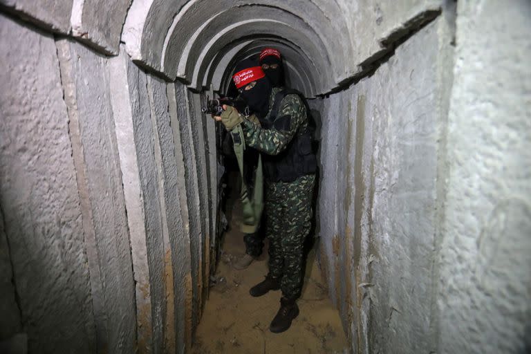 Militantes en los túneles en Ciudad de Gaza. (Abed Rahim Khatib/Anadolu Agency via Getty Images)
