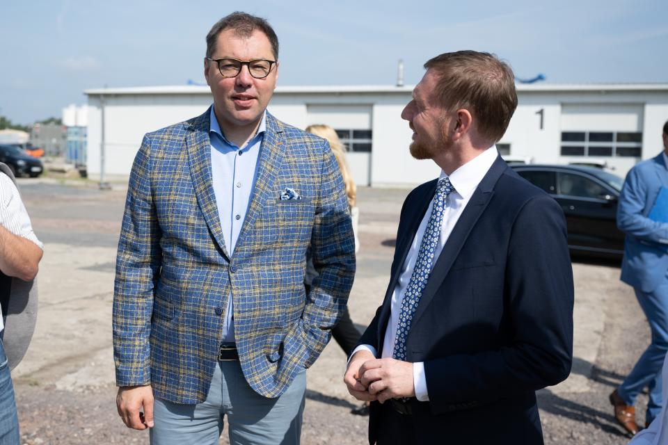 Oleksij Makejew (l), Botschafter Ukraine, steht neben Michael Kretschmer (CDU), Ministerpräsident von Sachsen, auf dem Gelände des Deutschen Roten Kreuz (DRK) (Bild: Sebastian Kahnert/dpa)