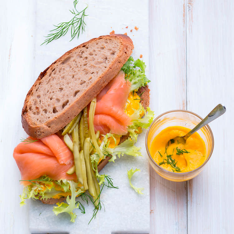 Sándwich rústico de salmón ahumado con pepinillos