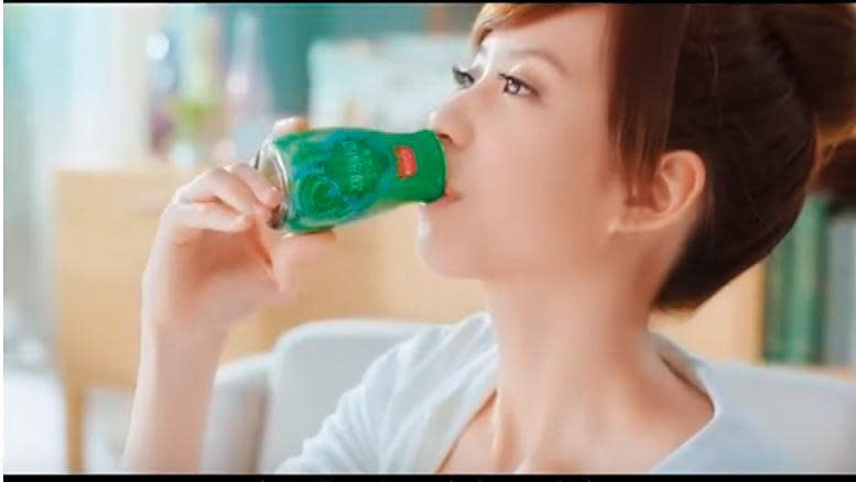 何紫妍曾拍過青木瓜四物飲的廣告，成為她的一大記憶點。（翻攝自天地合補YouTube）