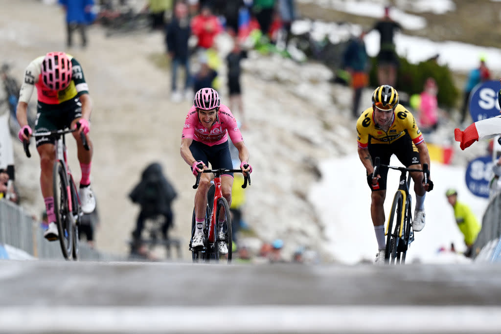  Geraint Thomas and Primoz Roglic race to the top of Tre Cime Lavaredo 