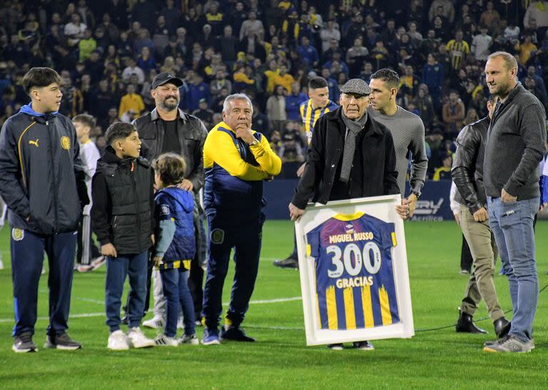 El reconocimiento de Rosario Central a Miguel Angel Russo antes del partido ante Huracán por los 300 partidos que cumplió en la noche del sábado en Arroyito