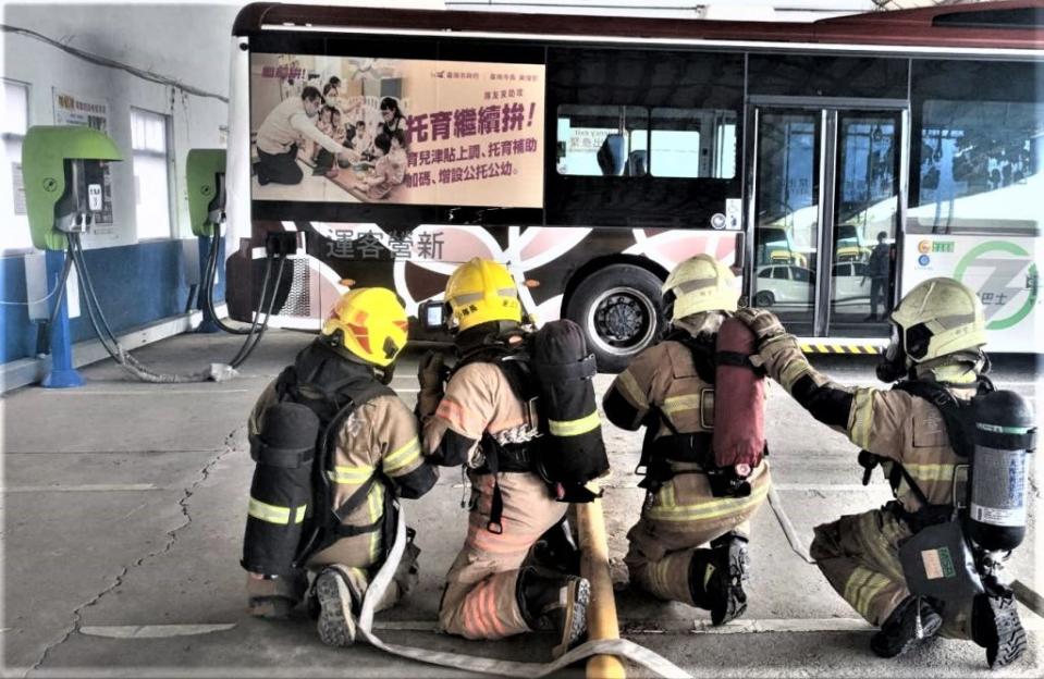 消防局第一大隊在新營客運進行電動公車充電站事故滅火演練。（消防局提供）