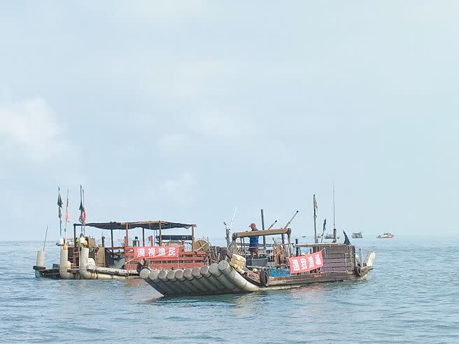 台中港幾度擴建造成原漁場大幅限縮，近日又填海造陸65公頃，衝擊漁民生計，台中區漁會等相關團體25日發起海上抗爭。（潘虹恩攝）