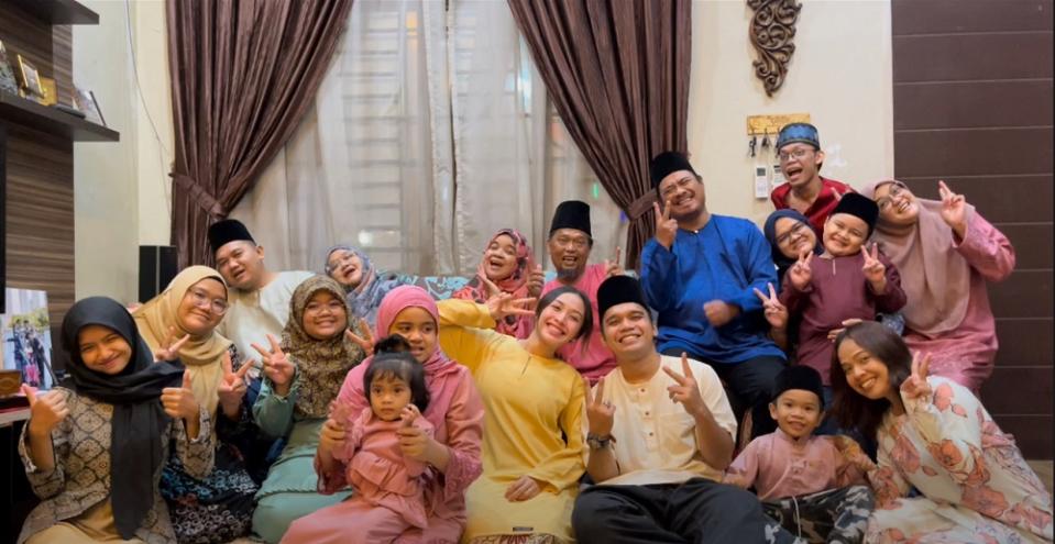 A Malaysian family in Johor is currently being applauded online for their over the top Raya music video cover of 'Suara Lebaran Kita' by singer Hael Husaini and local girl's group Dolla. ― Screenshot via TikTok/ Azzampakuu