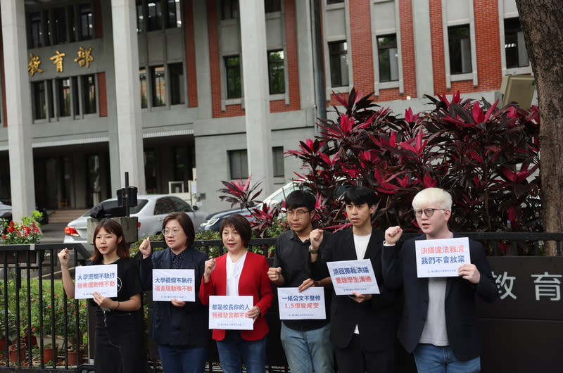 北大宿舍強制搬遷  學生代表籲校方正視訴求 台北大學強制搬遷學生宿舍惹議，北大學生會、台灣 學生聯合會學生代表8日上午與民進黨立委陳培瑜 （左2）、范雲（左3）等人在教育部前舉行記者會， 呼籲校方暫緩宿舍搬遷，重啟溝通。 中央社記者趙世勳攝  113年4月8日 