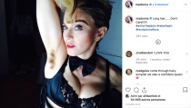 Madonna a toujours aimé casser les codes. Elle revendique une hyper-fémininté, tout en refusant parfois de s'épiler. Oui, elle a des poils sous les bras, mais elle l'affirme : elle s'en fout, et elle se moque bien des critiques !