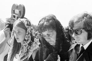 Sharon's mother, Doris Tate (center) and Roman Polanski (right) attend her funeral on Aug. 13, 1969. | Bettmann/Getty