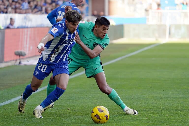 Giuliano Simeone pelea por el balón con Nahuel Molina, en el reciente triunfo de Alavés sobre el Aleti