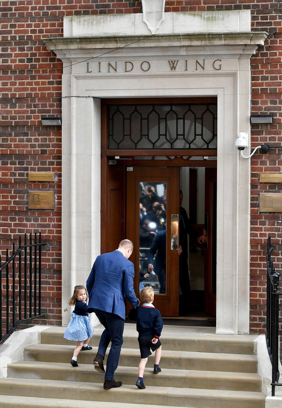 Princess Charlotte and Prince George just arrived to the hospital to meet their little brother, and the photos are too cute for words. I can't handle it.