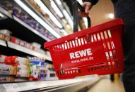 <p>Die Eigenmarke “REWE – Feine Welt” wirbt mit typischen Herstellermarken-Attributen wie “hochwertig”, “fein” und “besonders” – scheinbar begründet: Im Vergleich landeten die Produkte auf dem dritten Platz. (Bild: Oliver Berg/dpa) </p>