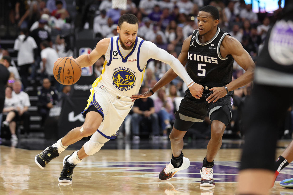 La performance de Stephen Curry, ce dimanche 30 avril, auteur de 50 points pour qualifier Golden State en demi-finale de conférence Ouest aux dépens de Sacramento, a été saluée par la NBA.