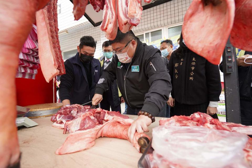 立委蔡易餘現場切豬肉，提供給社區老人食堂。   圖：立委蔡易餘服務團隊/提供