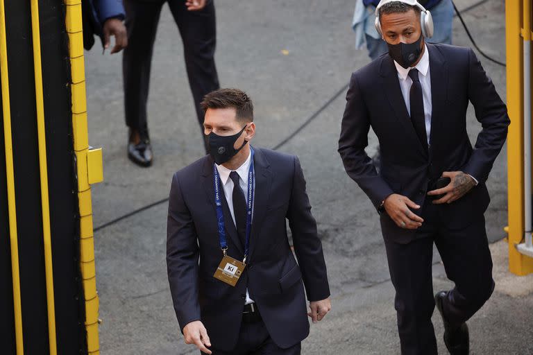 Lionel Messi y Neymar llegan al estadio Jan Breydel antes del partido de fútbol del Grupo A ante Brujas