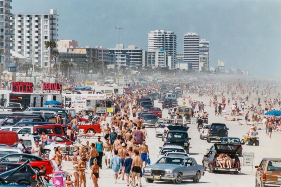Big beach crowd of spring breakers, March 1995.