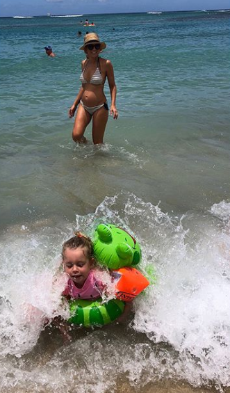 Carrie shared snaps of her playing with Evie in Hawaii. Photo: Instagram/bickmorecarrie