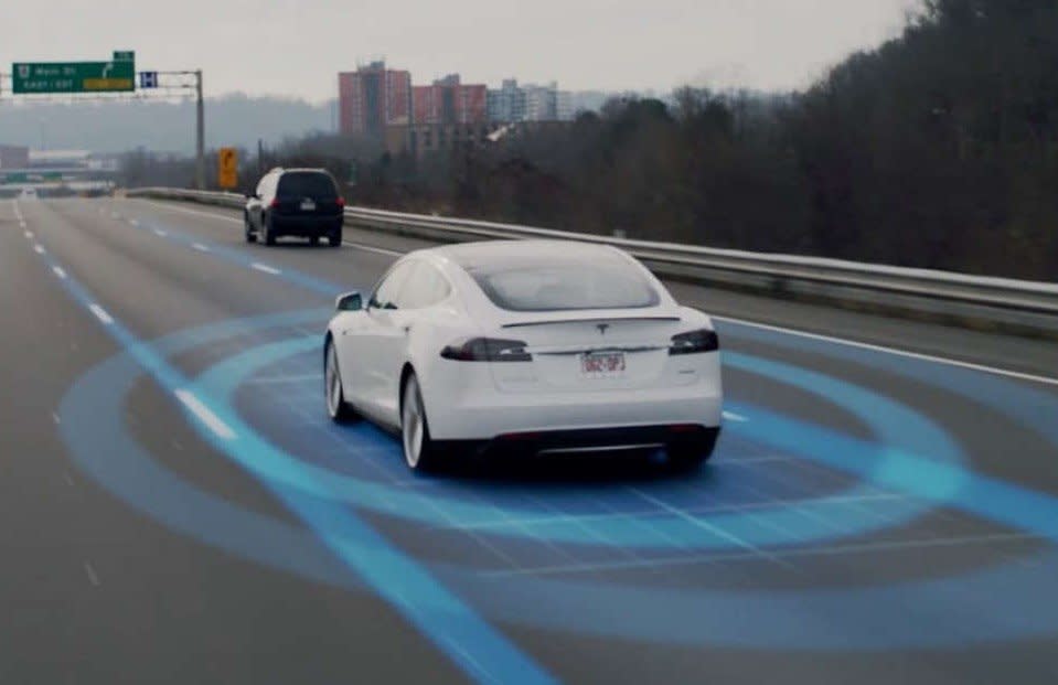 The Beta v9 version of Tesla's FSD system scans the car's surroundings to steer it the right direction. 