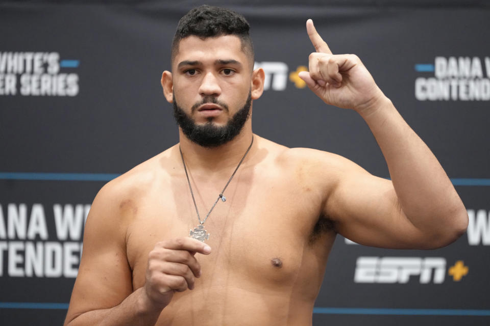 LAS VEGAS, NEVADA – AUGUST 22: Eduardo Neves poses on the scale during Dana White’s Contender Series season six, week five weigh-in at Palace Station on August 22, 2022 in Las Vegas, Nevada. (Photo by Jeff Bottari/Zuffa LLC)