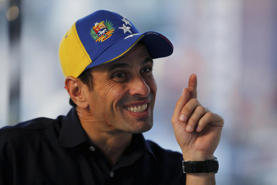 En esta imagen de archivo, tomada el 25 de febrero de 2014, el líder opositor Henrique Capriles señala durante una entrevista en su oficina en Caracas, Venezuela. Capriles recibe denuncias rutinarias _ con pocas evidencias directas _ por haber alcanzado presuntos pactos secretos para coexistir con Maduro y, recientemente sugirió que está abierto a un nuevo intento de diálogo, apuntando que las aportaciones desde el extranjero solo llevarán a más derramamiento de sangre y consolidarán a Maduro en el poder. (AP Foto/Fernando Llano, archivo)