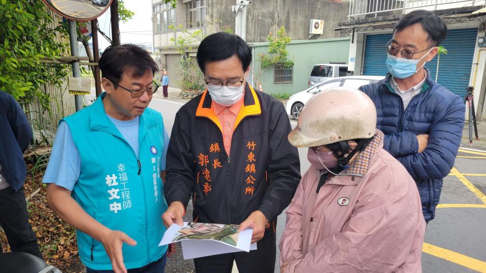 杜文中與鎮長郭遠彰、地主溝通丈量結果盼早日拓寬雲南路。（圖：杜文中提供）