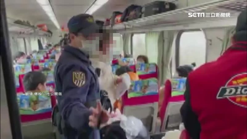 列車長來之後，外國籍女子才停止爆粗口。（圖／翻攝自爆廢公社公開版）