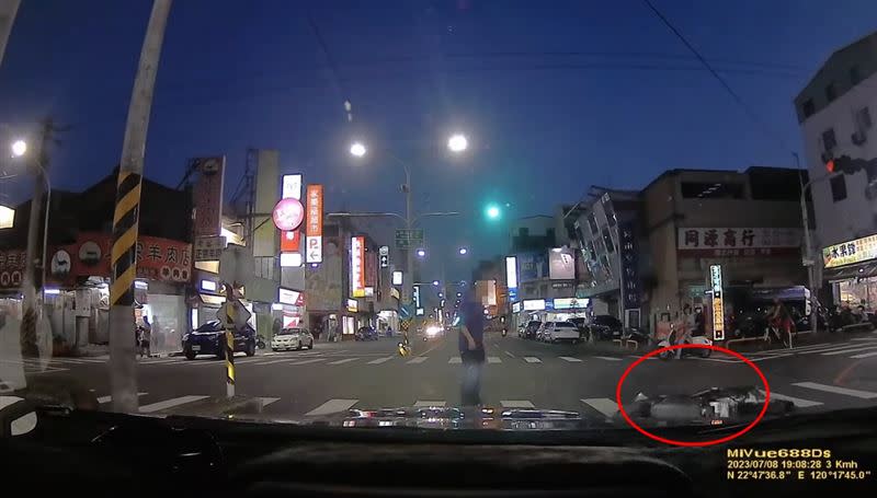 行人闖紅燈穿越馬路，導致機車來不及反應撞上汽車。（圖／我是岡山人（北高雄）粉專）