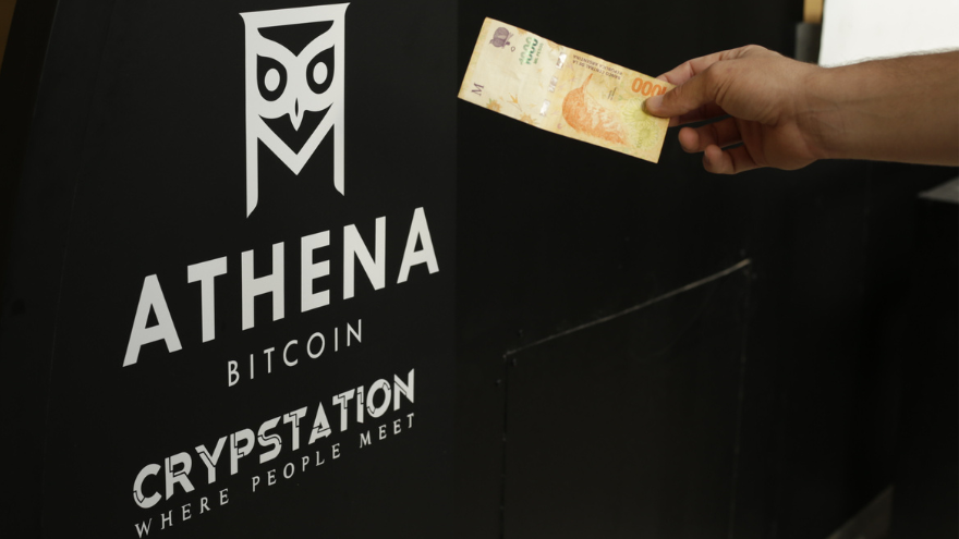 El cajero cripto de AThena Bitcoin en el shopping DOT está en el café Crypstation