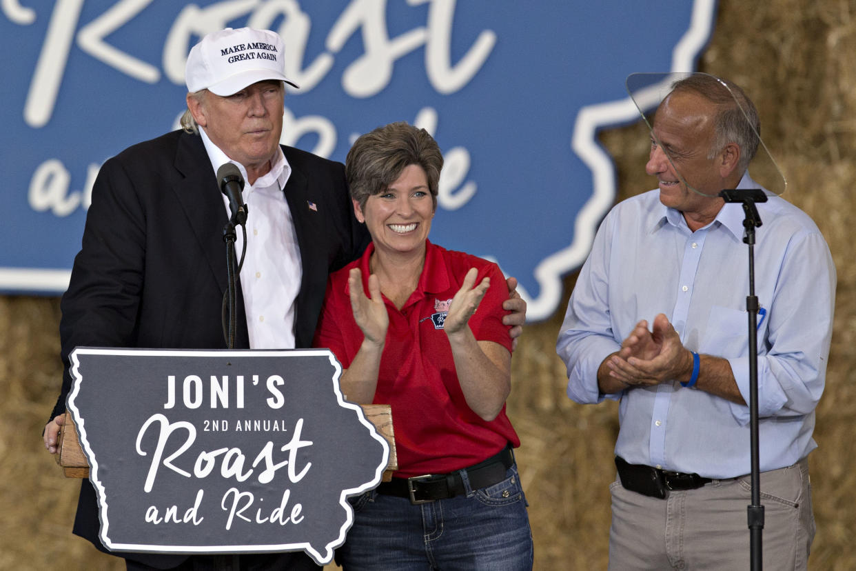 Candidate Donald Trump makes an appearance with Sen. Joni Ernst (R-Iowa) and Rep. Steve King in Des Moines on Aug. 27, 2016. (Photo: Stephen Maturen/Getty Images)