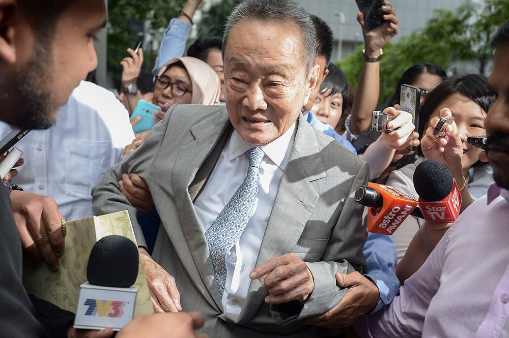 Business tycoon Robert Kuok leaves Ilham Tower after attending his first meeting with the Council of Elders in Kuala Lumpur May 22, 2018. — Picture by Mukhriz Hazim