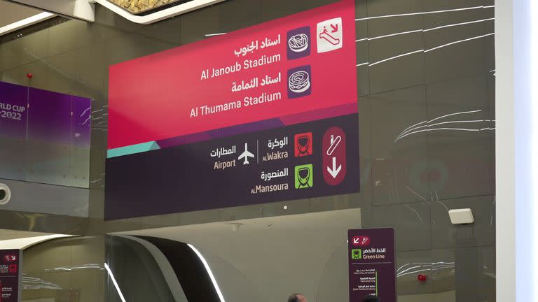 Carteles con traducción del árabe al inglés en el aeropuerto de Doha