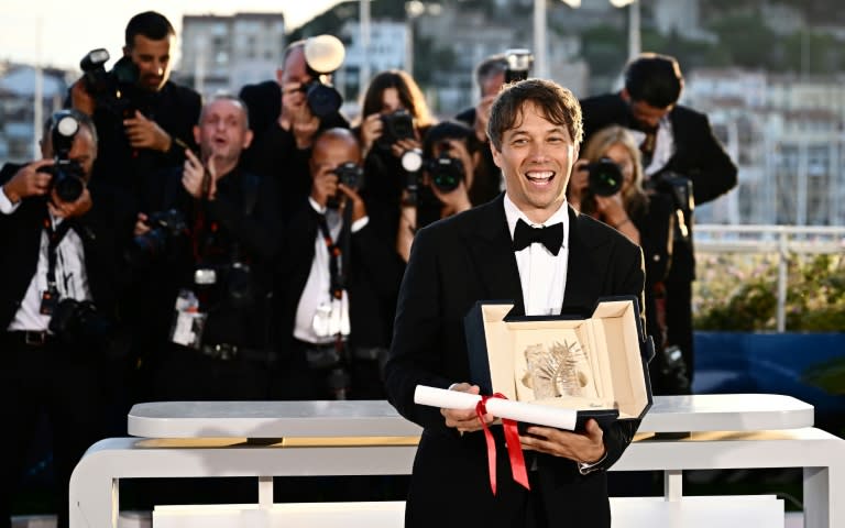 El director estadounidense Sean Baker posa con la Palma de Oro por "Anora", el 25 de mayo de 2024 (LOIC VENANCE)
