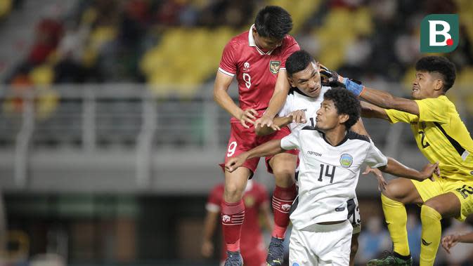 Laga babak kedua baru berjalan empat menit, Hokky Caraka mencetak hattrick bagi Timnas Indonesia U-20. Lagi-lagi ketajaman tandukan kepalanya menaklukkan kiper Timor Leste. Kali ini umpan dikirimkan oleh Robi Darwis dari sektor kiri pertahanan Timor Leste. (Bola.com/Ikhwan Yanuar)