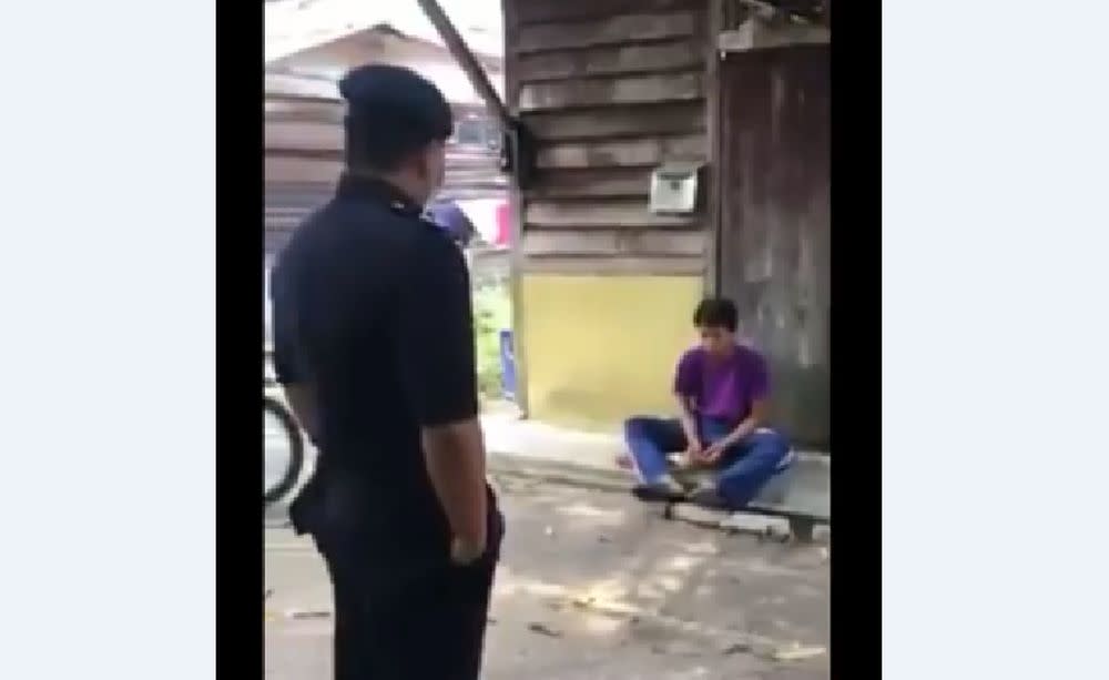 Inspector Mohd Ropiza Hassan took time to personally speak to the youngster. — Screenshot courtesy of Facebook/ Polis Diraja Malaysia